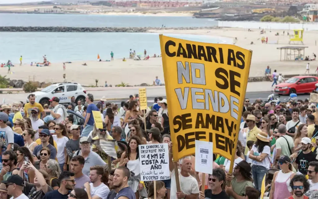 Una foto delle proteste dello scorso aprile 2024 alle Canarie. Photograph: Carlos de Saá/EPA