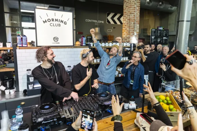 Soft Clubbing: la nuova frontiera del divertimento consapevole. Scopri cos'è, perché piace e il calendario degli eventi diurni in Italia (Milano, Roma, Bologna). Una movida "sostenibile" è possibile.