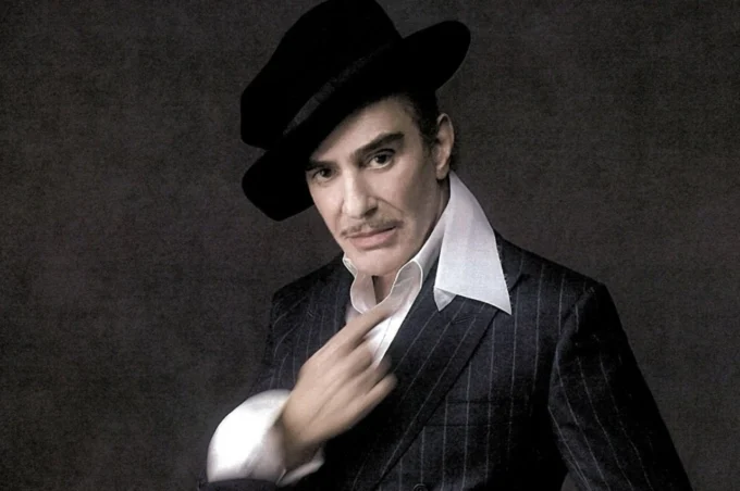 John Galliano e Zara hanno annunciato una collaborazione che inizierà con la prima collezione a settembre 2026