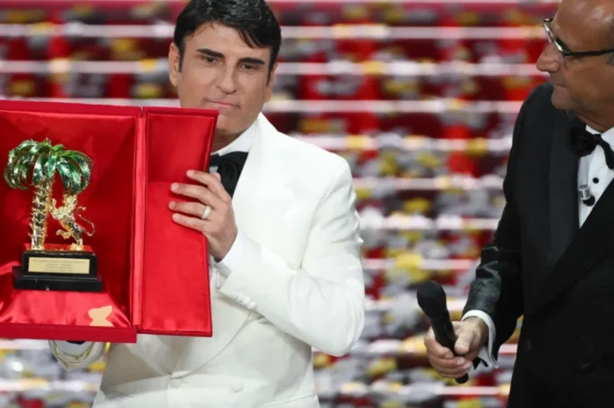 Carlo Conti e Sal Da Vinci durante la premiazione che ha generato non poche polemiche durante la finale di sanremo