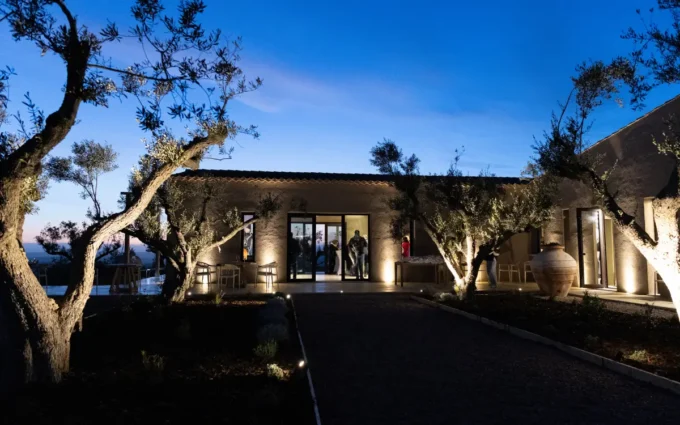 Tra le caratteristiche della Tenuta Olianas, sono i colori degli ulivi che la circondano, anche la notte