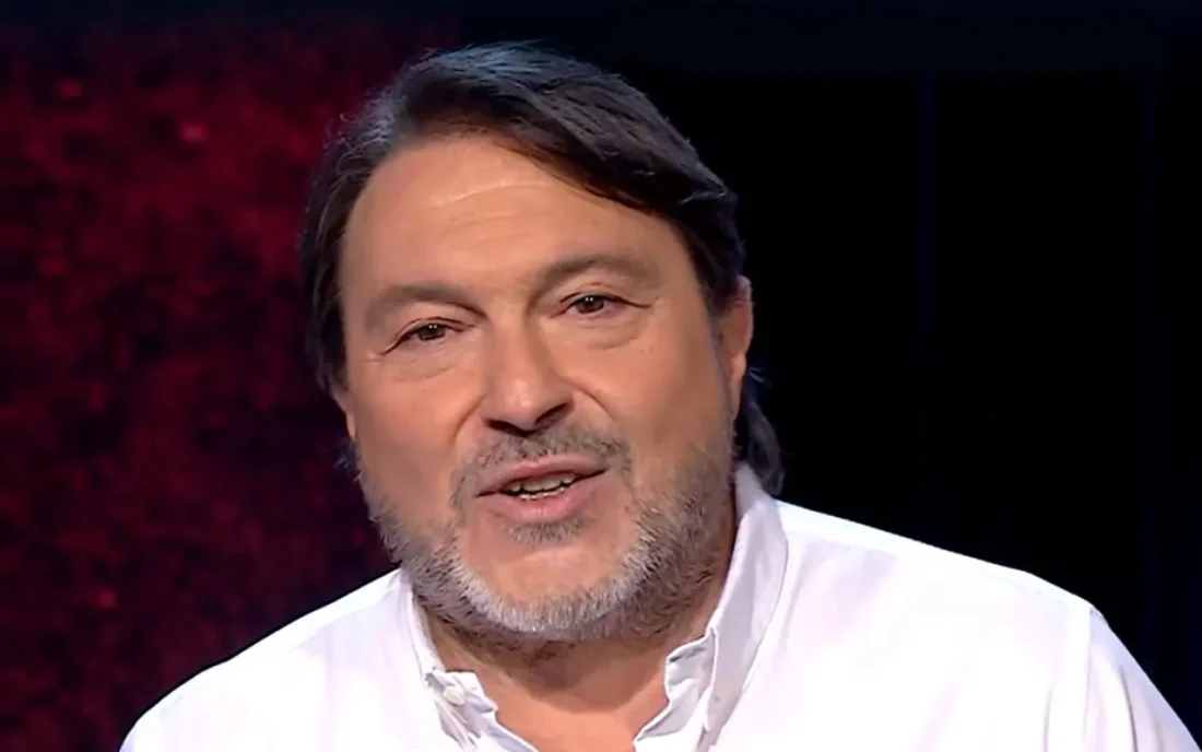 Sigfrido Ranucci conduttore di Report accanto a un'immagine simbolica dell'attentato di Pomezia
