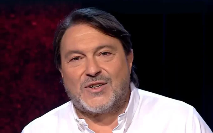 Sigfrido Ranucci conduttore di Report accanto a un'immagine simbolica dell'attentato di Pomezia